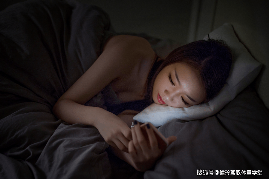 IM电竞|
熬夜肥胖怎么减？居家瘦覃健玲提议七层定制 越发科学并不易反弹(图6)