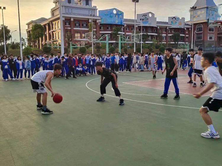 
第七届校园体育节——初中B部各项角逐正在火热举行……【IM电竞官网】(图3)