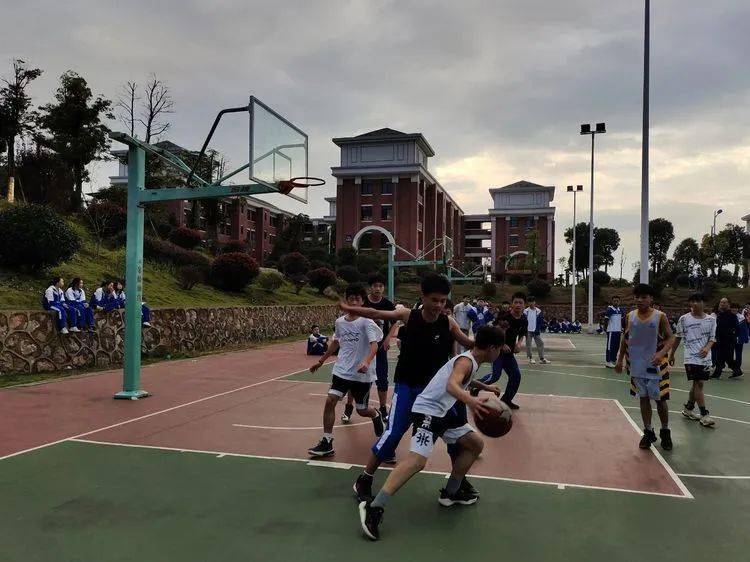 
第七届校园体育节——初中B部各项角逐正在火热举行……【IM电竞官网】(图4)