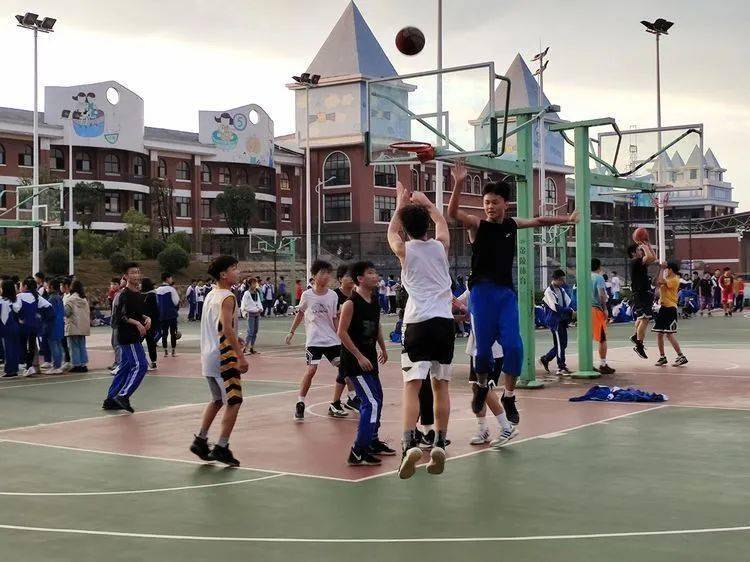 
第七届校园体育节——初中B部各项角逐正在火热举行……【IM电竞官网】(图10)