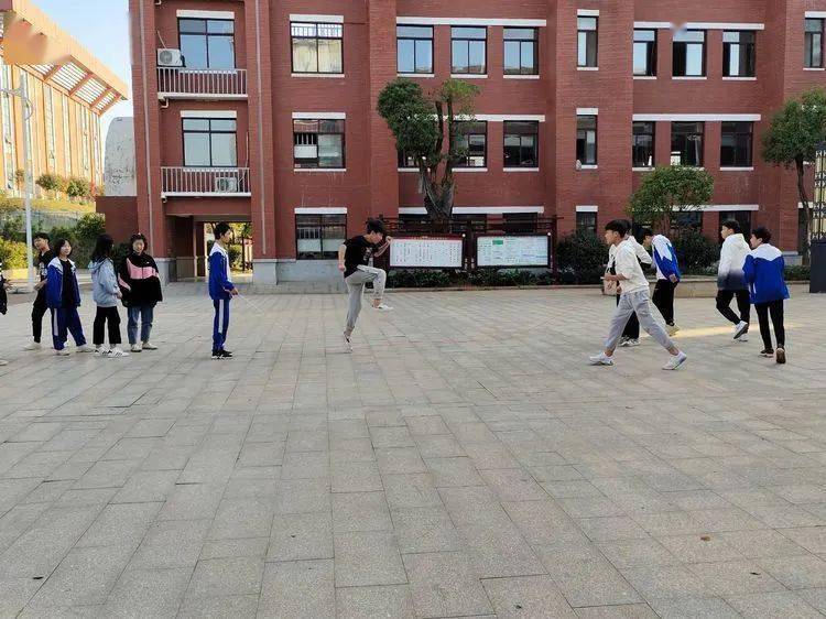 
第七届校园体育节——初中B部各项角逐正在火热举行……【IM电竞官网】(图17)