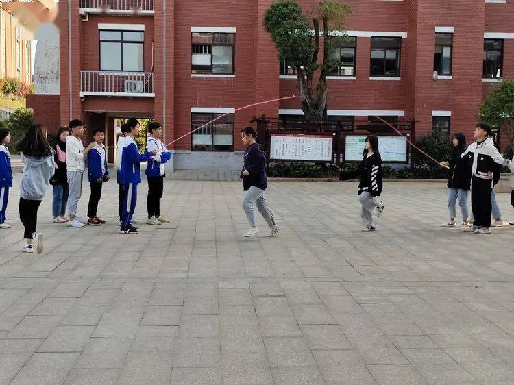 
第七届校园体育节——初中B部各项角逐正在火热举行……【IM电竞官网】(图19)