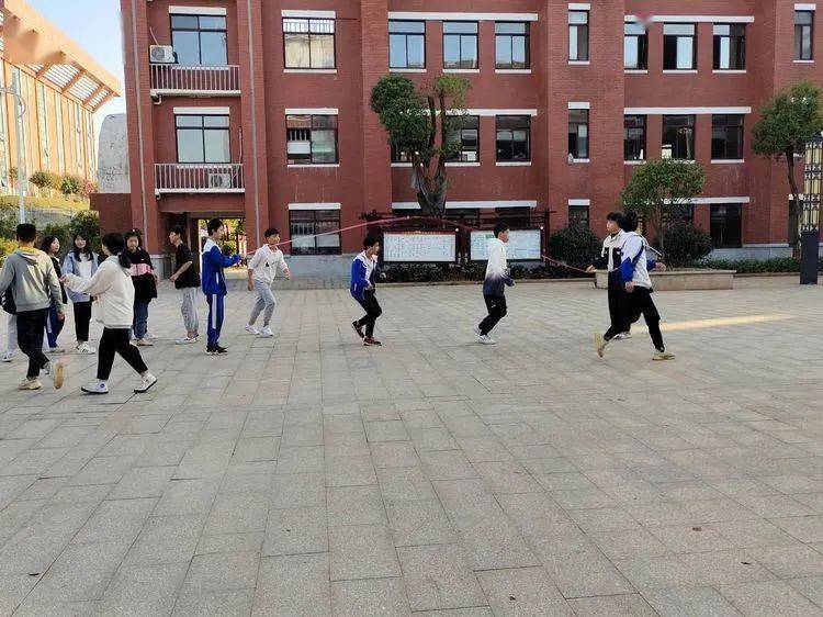 
第七届校园体育节——初中B部各项角逐正在火热举行……【IM电竞官网】(图21)