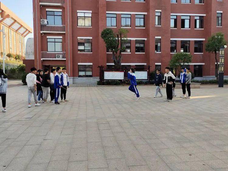 
第七届校园体育节——初中B部各项角逐正在火热举行……【IM电竞官网】(图24)