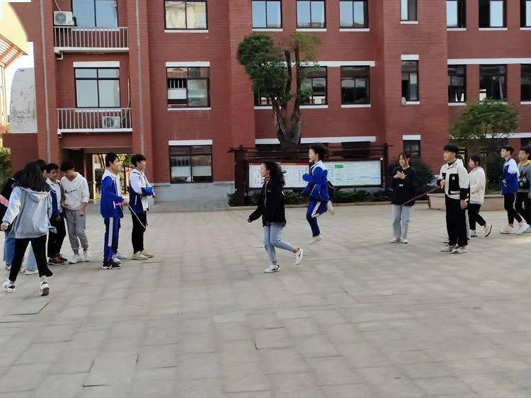 
第七届校园体育节——初中B部各项角逐正在火热举行……【IM电竞官网】(图26)