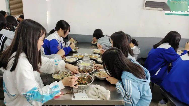 
第七届校园体育节——初中B部各项角逐正在火热举行……【IM电竞官网】(图29)